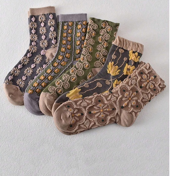 Cozy Textured Mid Length Floral Socks Set - Picture 2 of 4